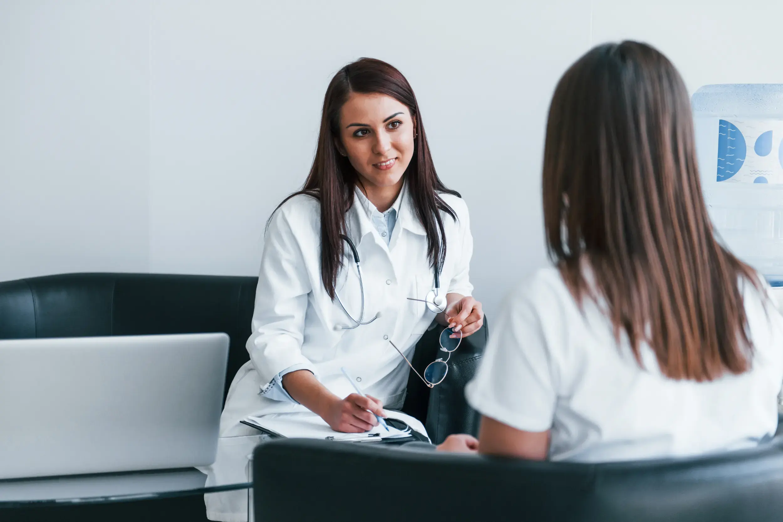 Ärztin berät einen Patienten